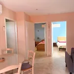 LE BARCARES - 2 logements climatisés 8 personnes, terrasse, plage et commerces à pied *
