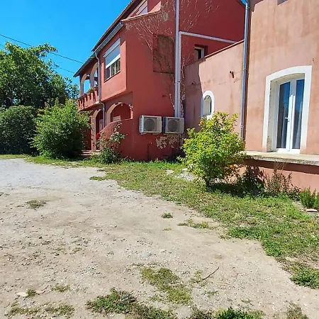 Propriete Pour 16 Personnes, 3 Logements, Draps Et Serviettes Non Fournis Propiedad 16 Personas, 3 Alojamientos, Sabanas Y Toallas No Incluidas For 16 People, 3 Accommodations, Sheets And Towels Not Provided Apartment *