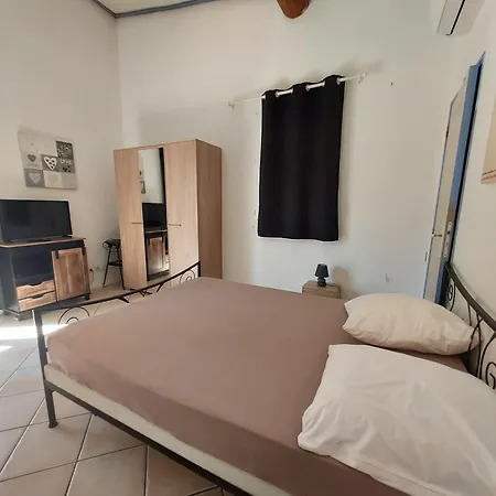 Propriete Pour 16 Personnes, 3 Logements, Draps Et Serviettes Non Fournis Propiedad 16 Personas, 3 Alojamientos, Sabanas Y Toallas No Incluidas For 16 People, 3 Accommodations, Sheets And Towels Not Provided Apartment