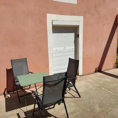 Propriete Pour 16 Personnes, 3 Logements, Draps Et Serviettes Non Fournis Propiedad 16 Personas, 3 Alojamientos, Sabanas Y Toallas No Incluidas For 16 People, 3 Accommodations, Sheets And Towels Not Provided *